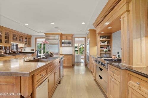 528 Field Point Rd, Greenwich CT 06830-6446 exterior