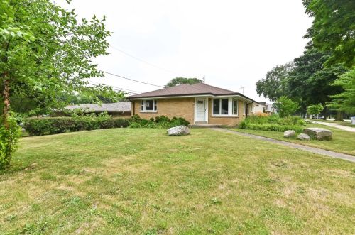 5551 Jerelyn Pl, Milwaukee WI 53219-2275 exterior