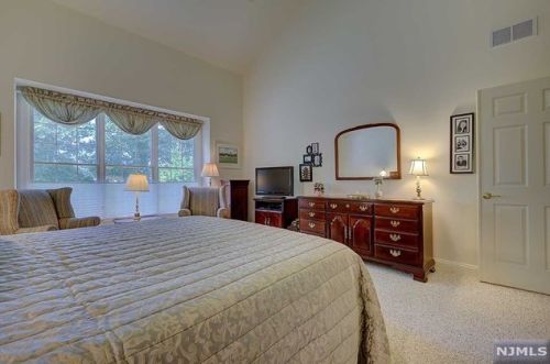 122 Mackenzie Ln, Parsippany NJ 07834-3723 exterior