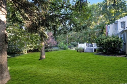 42 Clayton Dr, Huntington Station NY 11746-5503 exterior