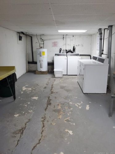 3 Georgetown Dr, Enfield CT 06082-3821 exterior