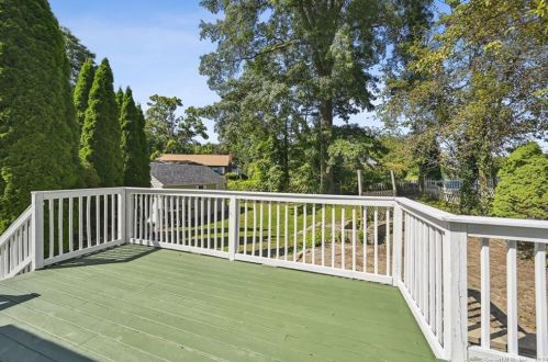 43 St, Windsor Locks CT 06096-1357 exterior