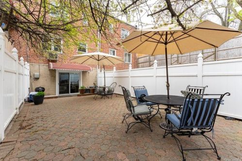 3917 De Reimer Ave, Bronx NY 10466-2128 exterior