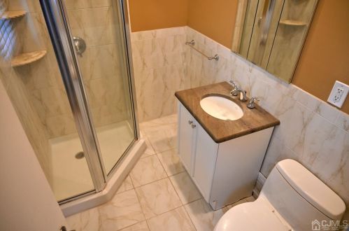 29 Oliver Ave, Edison NJ 08820-3144 exterior