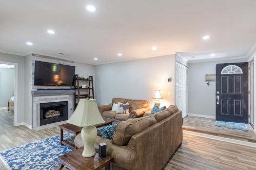 82 Dunwoody Spg, Atlanta GA 30328-4529 exterior