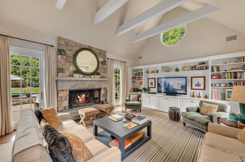 95 Round Hl Rd, Armonk NY 10504-2822 exterior