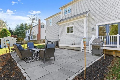 8 Gdn Ln, Westport CT 06880-5316 exterior