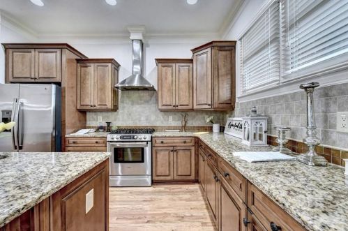 6033 City Walk Ln, Atlanta GA 30328 exterior