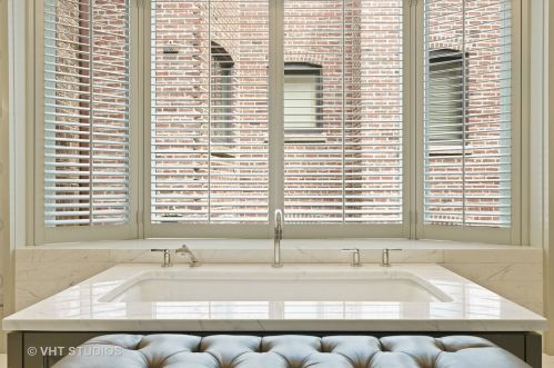 1449 Astor St, Chicago IL 60610-1608 exterior