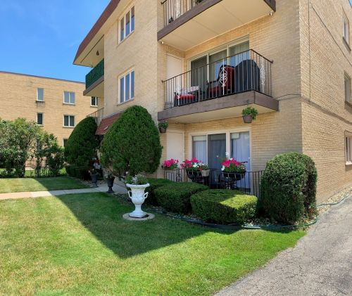 6111 Leland Ave, Chicago IL  60630-3000 exterior