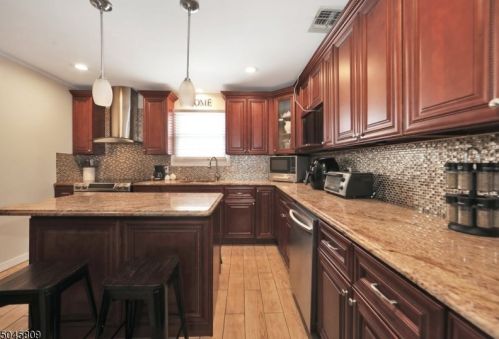 18 Roosevelt Ave, Hasbrouck Heights NJ 07604-1011 exterior