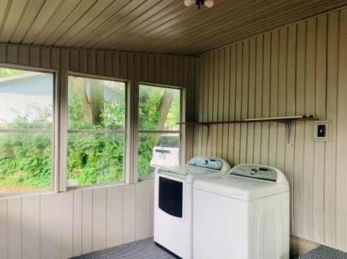 402 Broadway St, Three Rivers MI  49093-1828 exterior