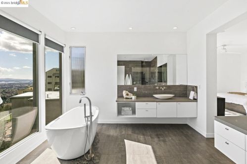 1560 Grand View Dr, Berkeley CA 94705-1637 exterior