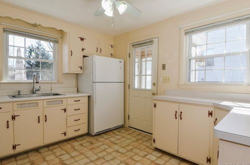 103 White St, Manchester CT 06042-3127 exterior