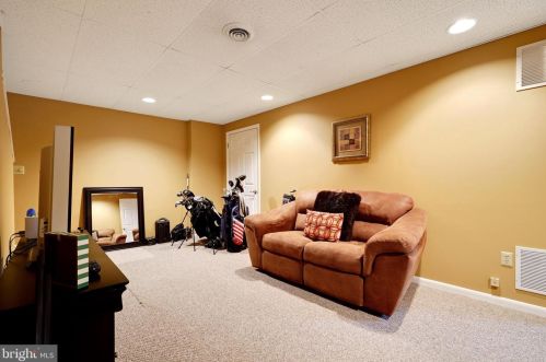 18 Stafford Ct, Trenton NJ 08690-3318 exterior