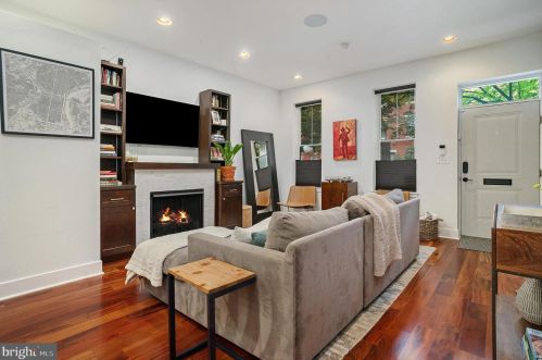 2225 Christian St, Philadelphia PA 19147-3710 exterior