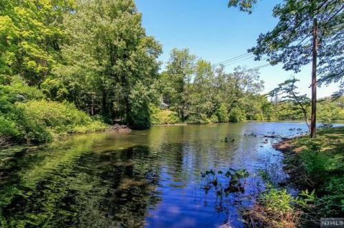 28 Turners Lake Dr, Mahwah, NJ 07430-2836