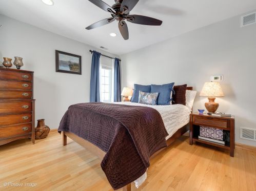 4831 Winnemac Ave, Chicago IL 60630-2432 exterior