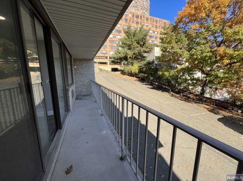 18 Massa Ln, Edgewater NJ  07020-1546 exterior