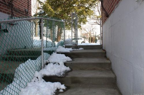 195 Swinton Ave, Bronx NY 10465-1920 exterior