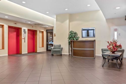 150 Featherbed Ln, Bronx, NY 10452-1656