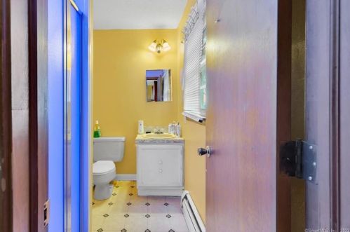 156 Avery St, Manchester CT 06042-1756 exterior