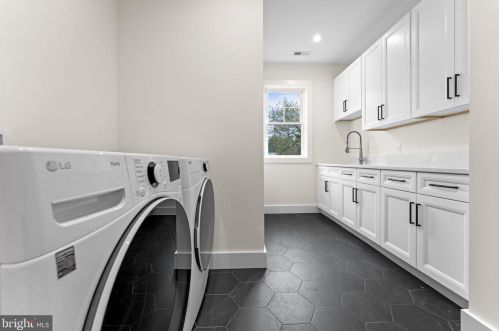 1327 Mayflower Dr, Mc Lean VA 22101-3405 exterior