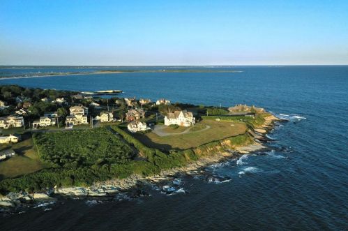 333 Tuckerman Ave, Middletown RI 02842-6049 exterior