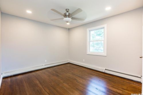 8 Fernwood Dr, Commack NY  11725-4714 exterior