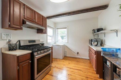 184 Dean St, Valley Stream NY 11580-4911 exterior