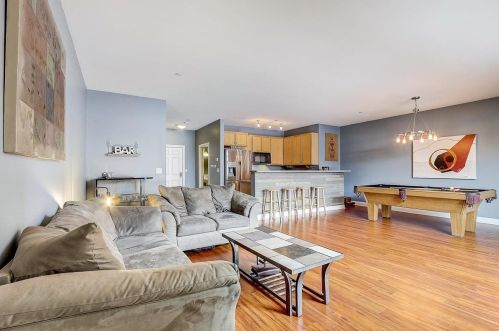 1920 Farwell Ave, Milwaukee, WI 53202-1571