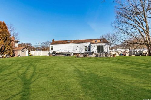 1524 Louis Kossuth Ave, Bohemia NY 11716-1510 exterior