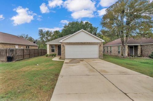 829 16th St, Hempstead TX  77445-4298 exterior