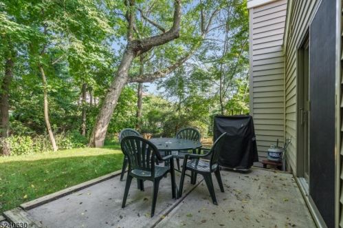 15 Hillside Ct, Clinton NJ 08809-1136 exterior