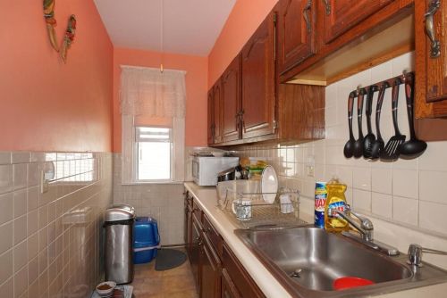 10 Bedford Ave, Worcester MA 01604-4739 exterior