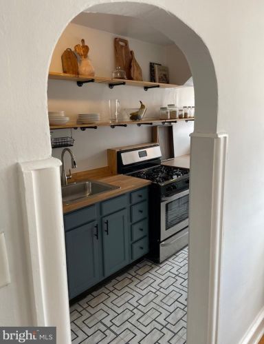 6131 Erdrick St, Philadelphia PA 19135-3516 exterior