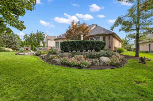 1039 Bloomview Cir, Rochester MI 48307-1728 exterior