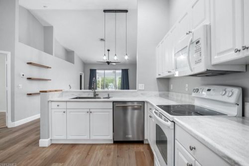 5454 Whitten Dr, Naples FL 34104-5302 exterior