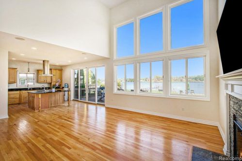 692 Appalachi St, Walled Lake MI  48390-1005 exterior