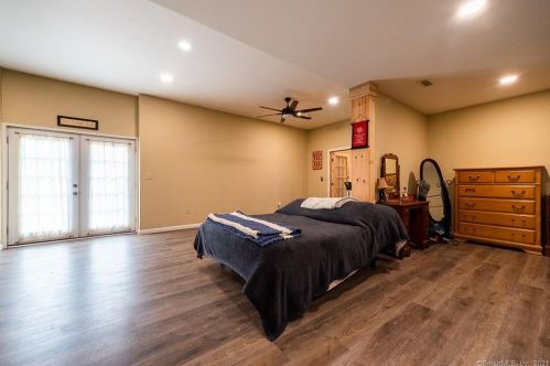 334 Maple Ave, Uncasville CT 06382-2018 exterior