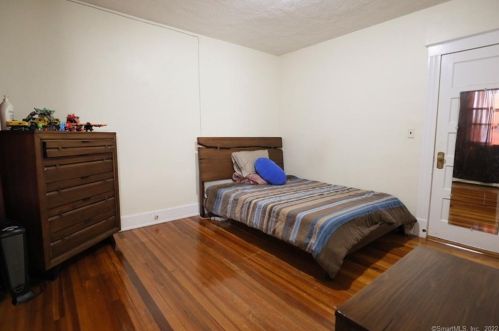 323 Oak St, New Britain CT 06051-1213 exterior