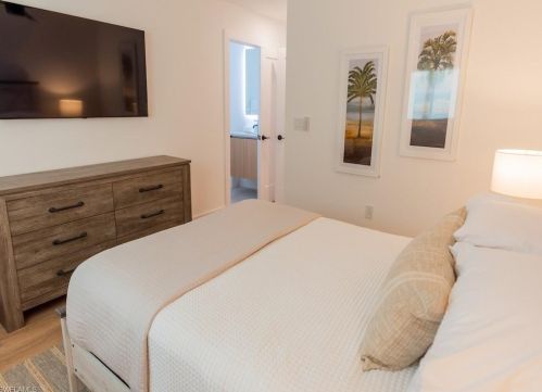 673 97 Ave, Naples FL 34108-2280 exterior