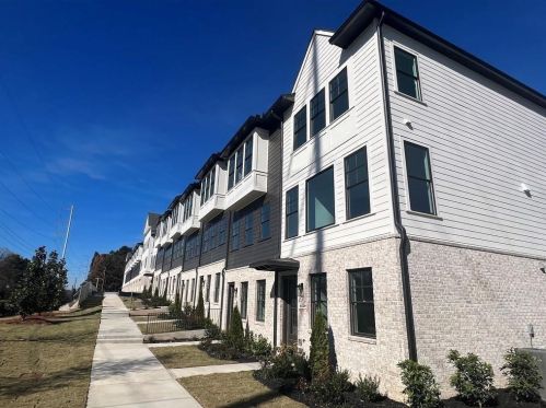 6574 Beacon Dr, Atlanta GA  30328-4204 exterior