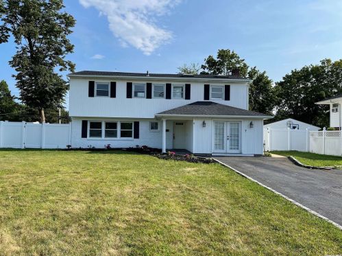 7 Gardenia Dr, Commack, NY 11725-4108