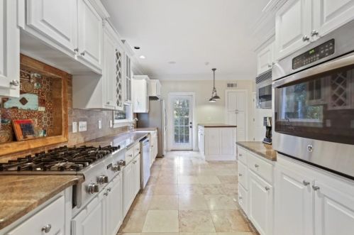 1386 Hanover West Dr, Atlanta GA 30327-1139 exterior