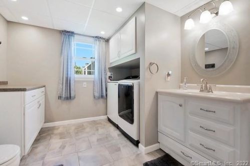 54 Kibbe Rd, Ellington CT 06029-2511 exterior