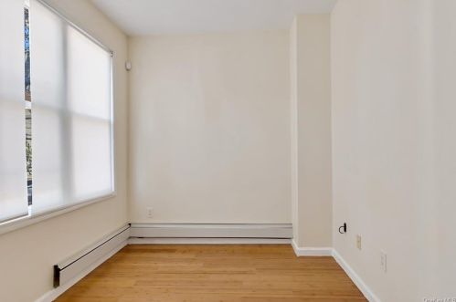 4256 Byron Ave, Bronx NY 10466-1516 exterior