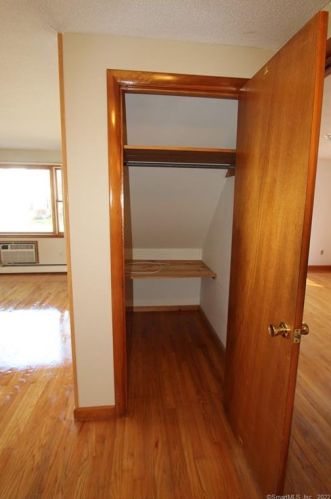 18 Earl St, Manchester CT  06040-4336 exterior