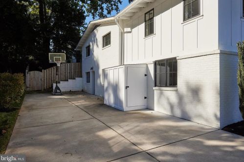 6825 Old Chesterbrook Rd, Mc Lean VA 22101-4408 exterior