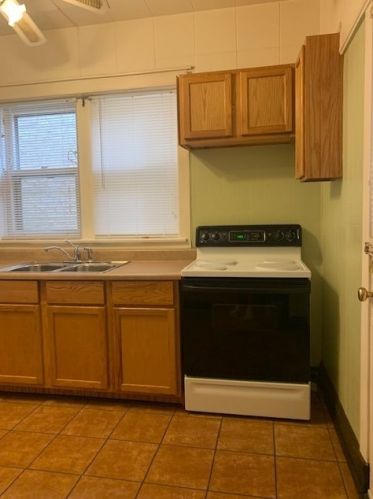 8030 Eberhart Ave, Chicago IL 60637-2484 exterior